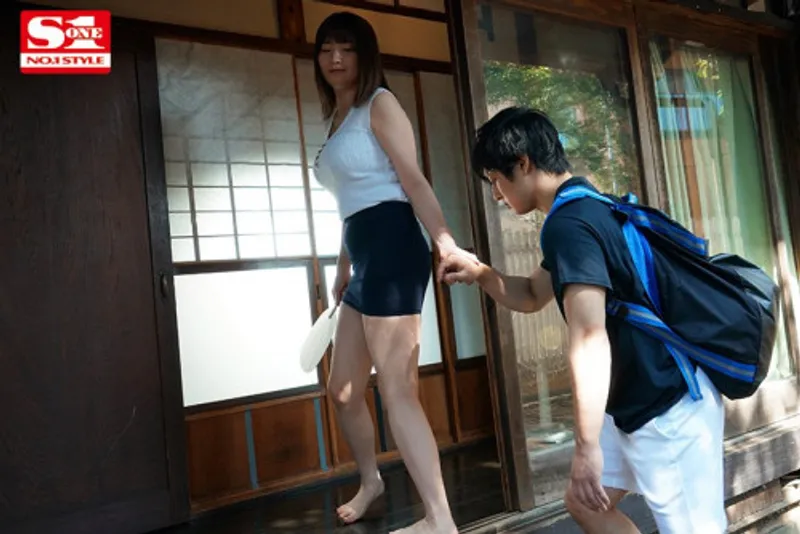 Anh chàng dâm đãng cu khi nhìn trộm em họ cắm sừng với chồng