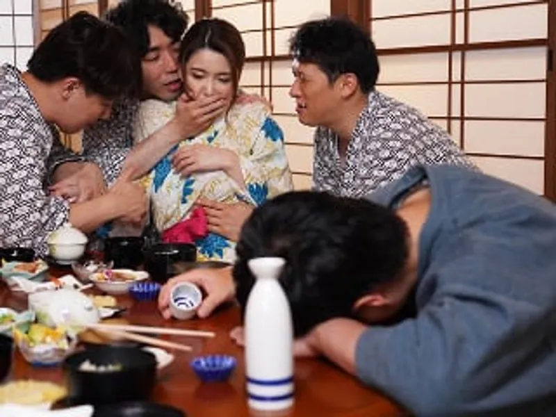 đưa vợ yêu đi suối nước nóng, ông xã không biết cô vợ bị người khác địt sấp mặt