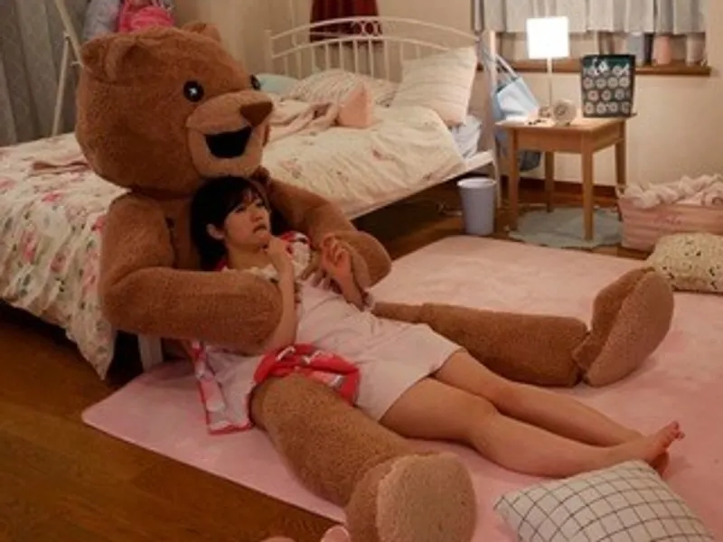 Chú bồ nhồi bông và em em học sinh ngây thơ