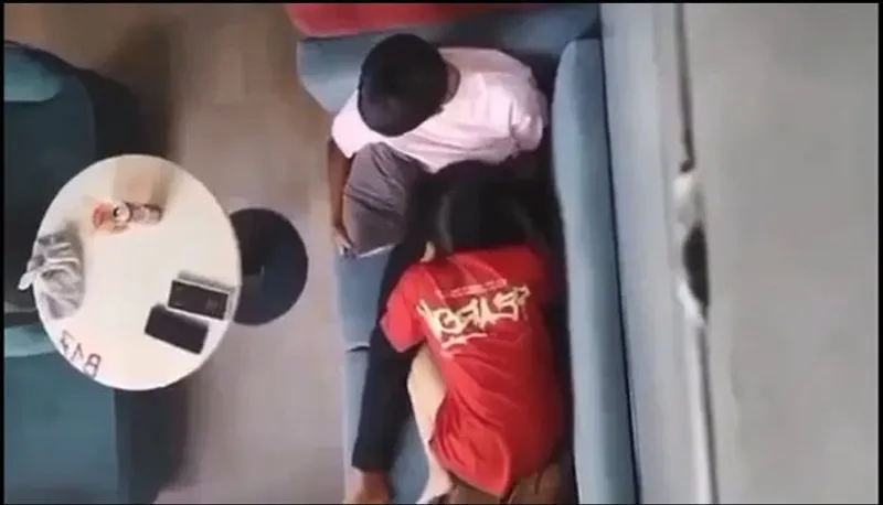 Quay lén ghệ bú mút cho con ghệ nơi công cộng