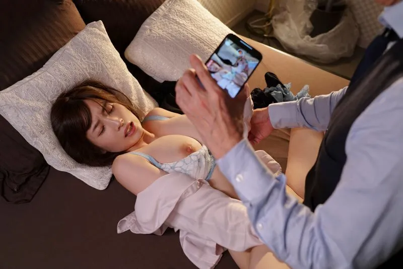 Sếp chuốc thuốc em thư ký bắt địt cả đêm khi đi làm ăn xa