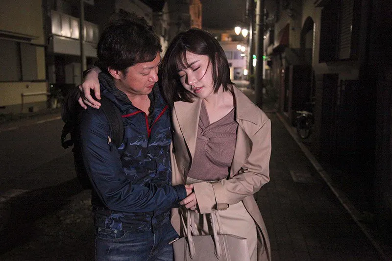 đưa cô nhân viên nữ nhậu say xỉn vì cãi nhau với chồng về nhà