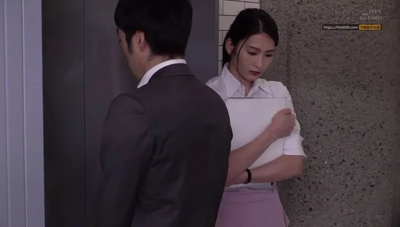 Em thư ký cam chịu bị sếp bắt vào khách sạn phục vụ đối tác