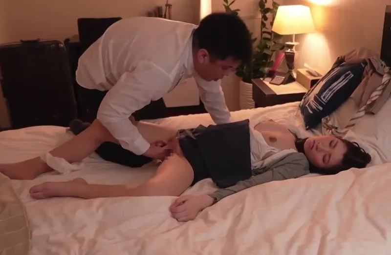 Biết em thư ký sắp kết hôn, sếp chuốc thuốc mê trả bài cô nàng cả đêm trong chuyến công tác