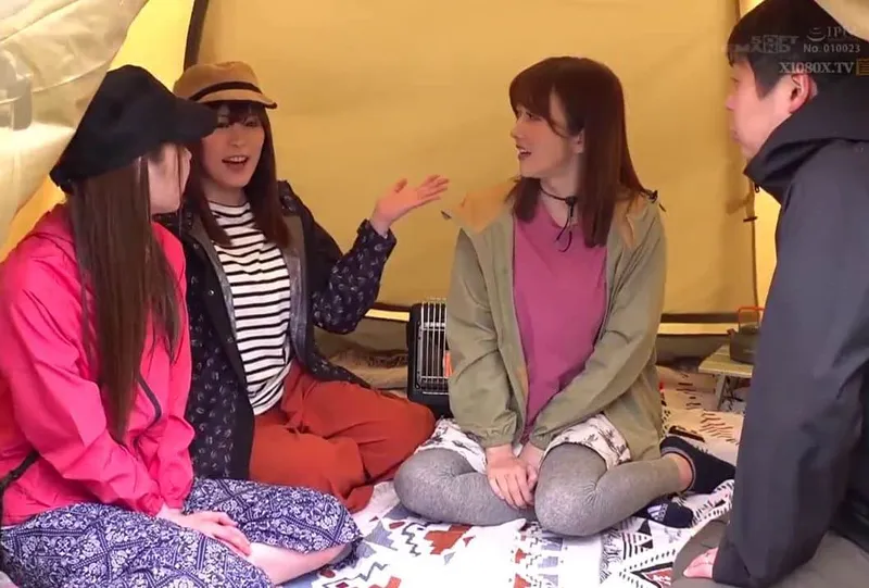 Chuyện lạ đời, ông xã thay vợ yêu đi cắm trại với mấy cô bạn của cô vợ ở khu phố…