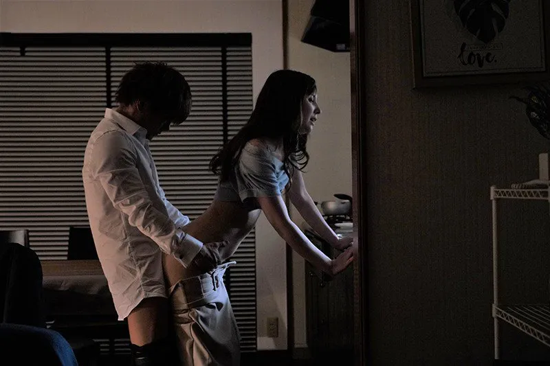 Tiền bối đi công việc, cậu nhân viên đến nhà quan hệ bà xã ông ấy