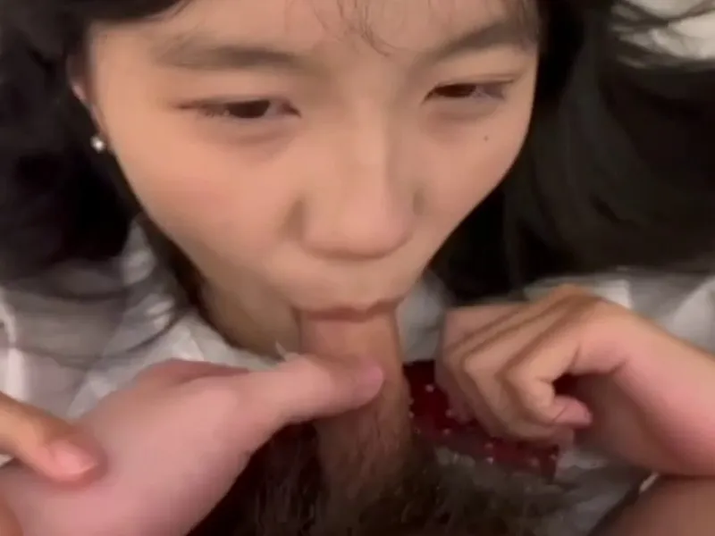 Em loli dễ thương mút cây hàng biến em thành con đào nứng lồn p2